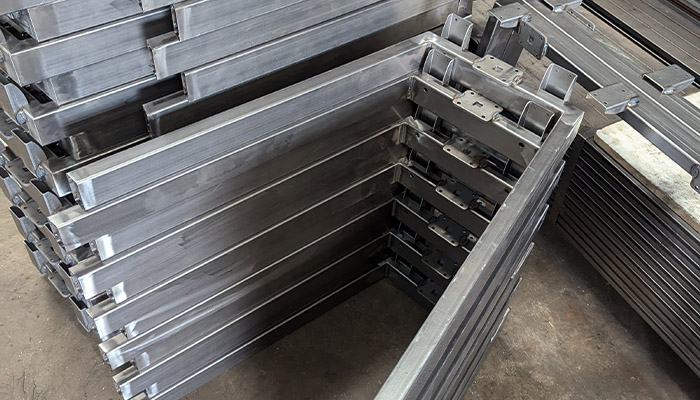 700x400 - METAL LEG_0000_PXL_20240829_032045588.RAW-01.COVER